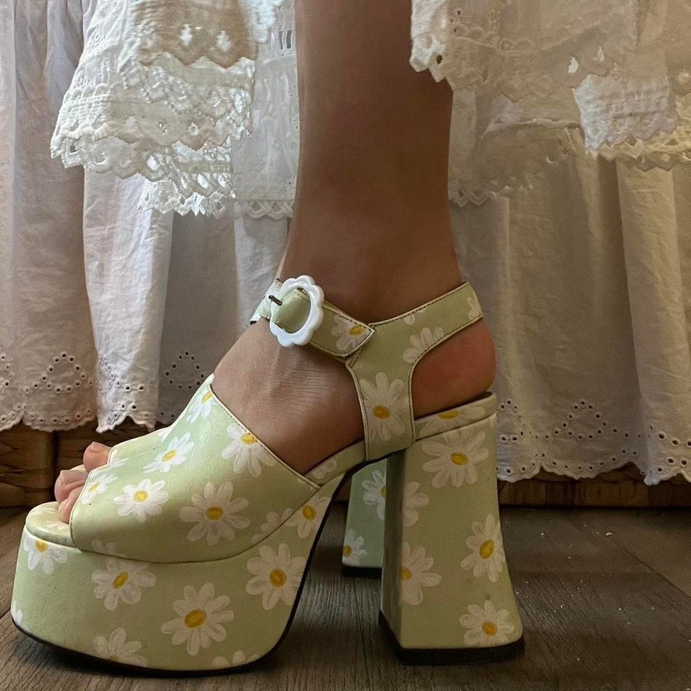 Green and white daisy platform heels #daisyheels